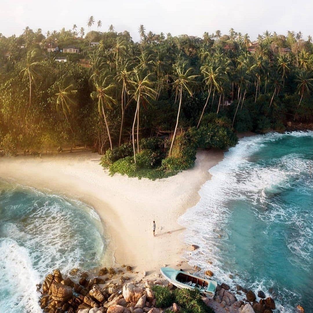 Mirissa’s Coastal Vantage Point: Climbing Parrot Rock
